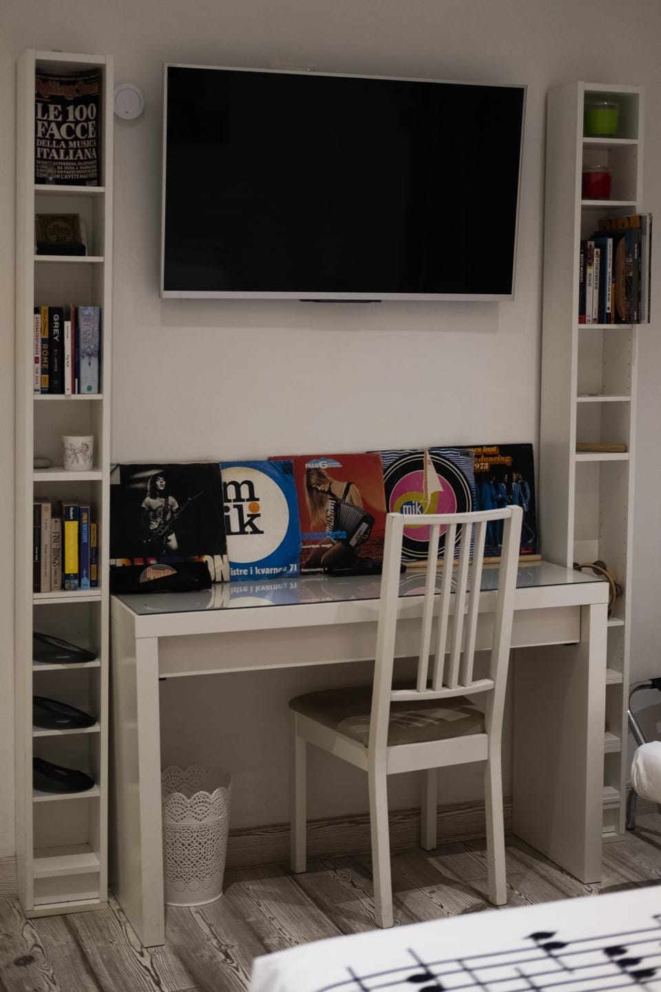 Bed, TV and multimedia, Bedroom