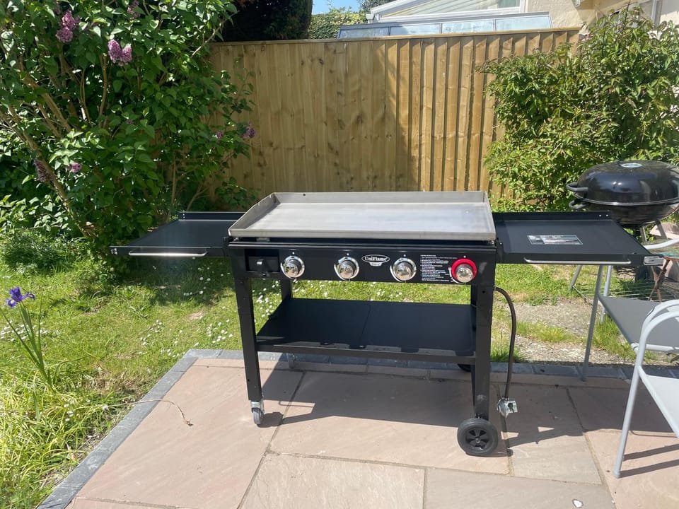 Palms - spacious, 3 bedroom, pet friendly, family holiday home House in Wales