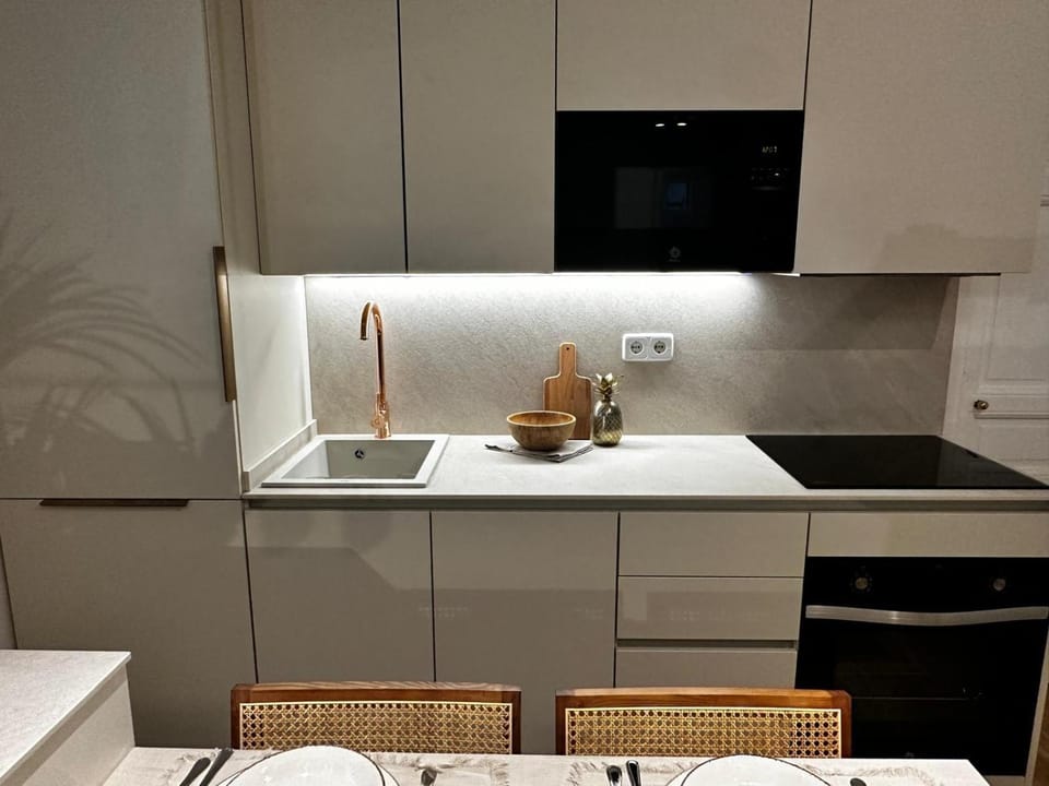 Coffee/tea facilities, Kitchen or kitchenette, dishwasher, microwave, oven, storage, stove