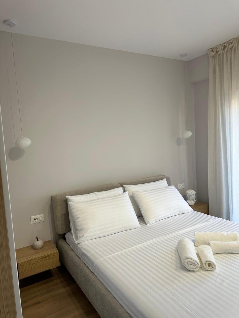 Bed, towels