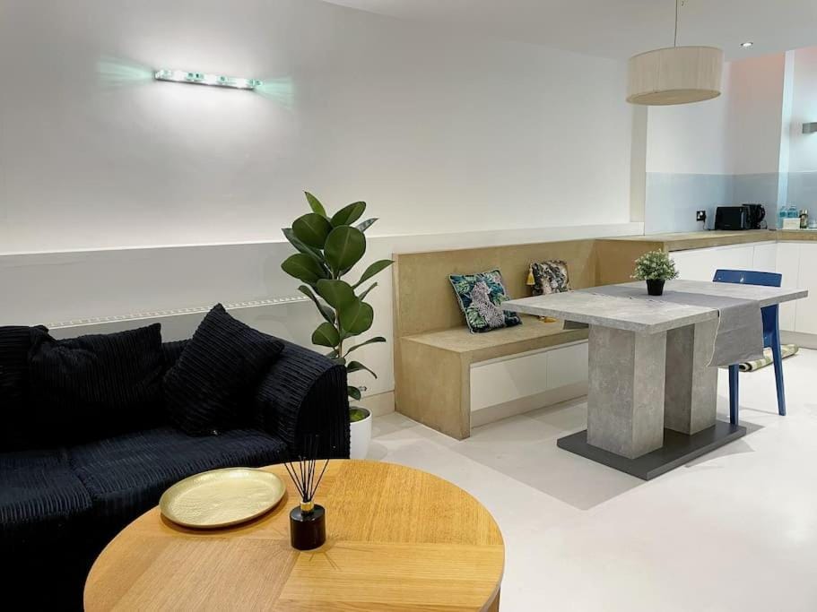 Chic Apt sleeps up to 4 guests in heart of London Bridge Apartment in London Borough of Southwark