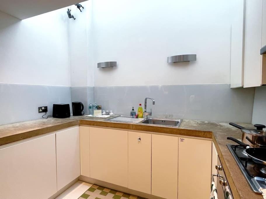 Chic Apt sleeps up to 4 guests in heart of London Bridge Apartment in London Borough of Southwark