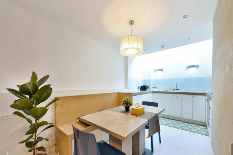 Chic Apt sleeps up to 4 guests in heart of London Bridge Apartment in London Borough of Southwark