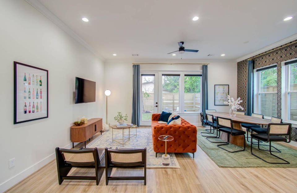 TV and multimedia, Living room, Seating area, Dining area