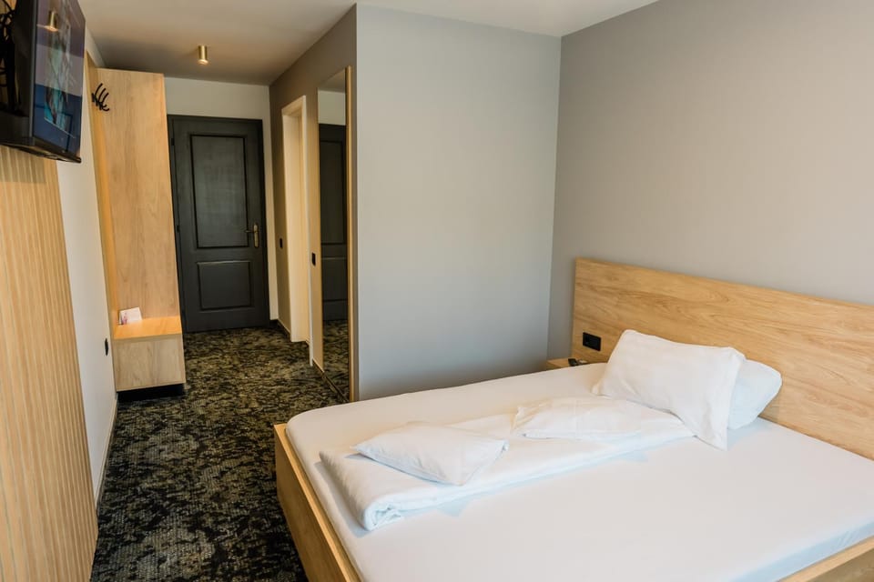 Bed, TV and multimedia, Photo of the whole room, Bedroom, towels, wardrobe