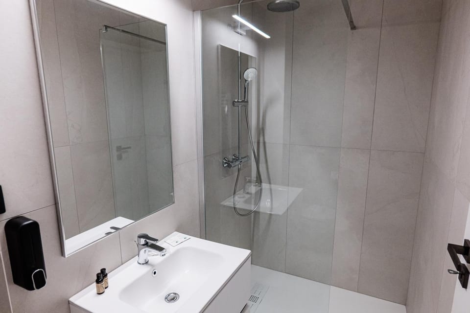 Shower, Bathroom, towels