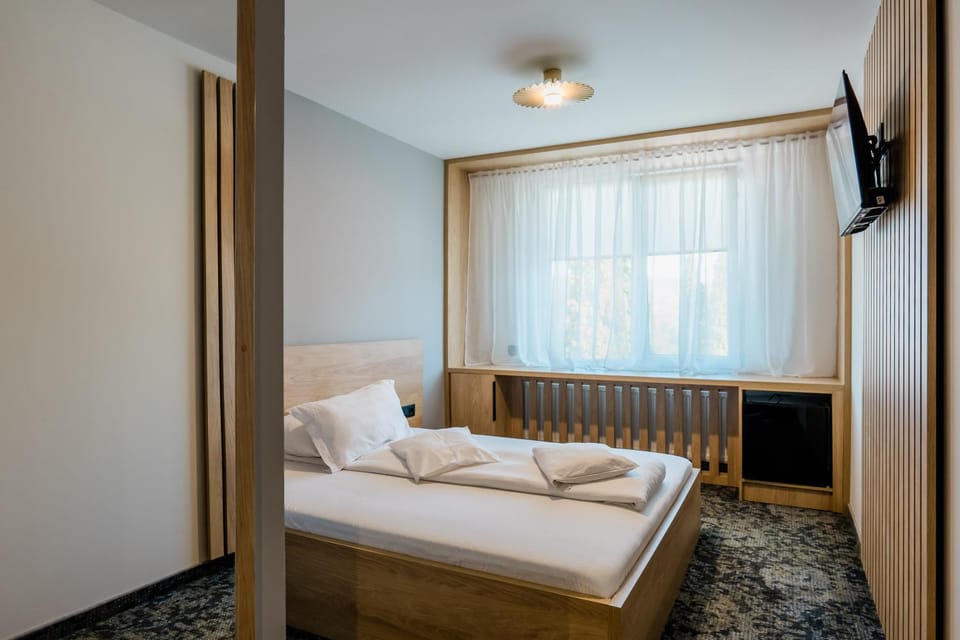 Restaurant/places to eat, Bed, TV and multimedia, Photo of the whole room, Bedroom, Breakfast, towels