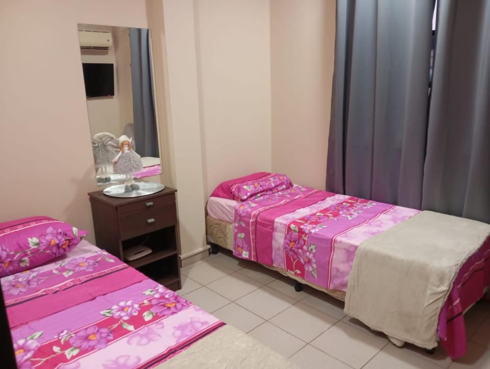 Bed, TV and multimedia, Bedroom