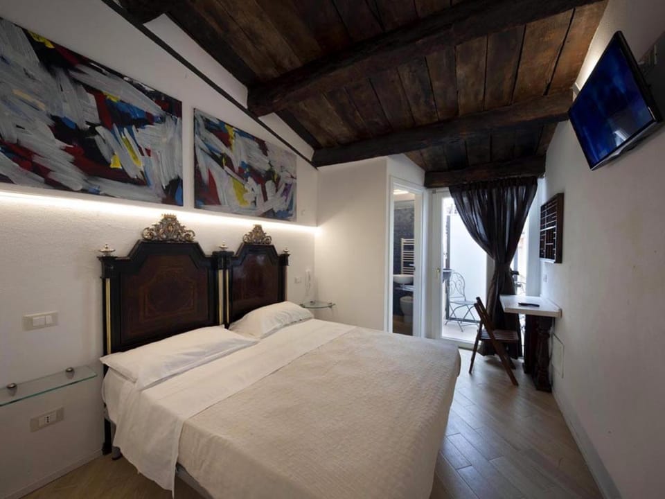 Bed, Photo of the whole room, Bedroom