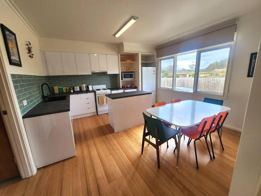 Kitchen or kitchenette, Dining area, dishwasher, oven, stove