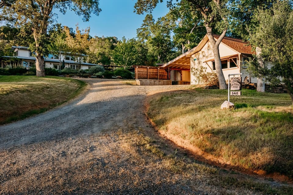 Romantic Yosemite Retreat - Private Zen Hot Tub House in Sierra Nevada