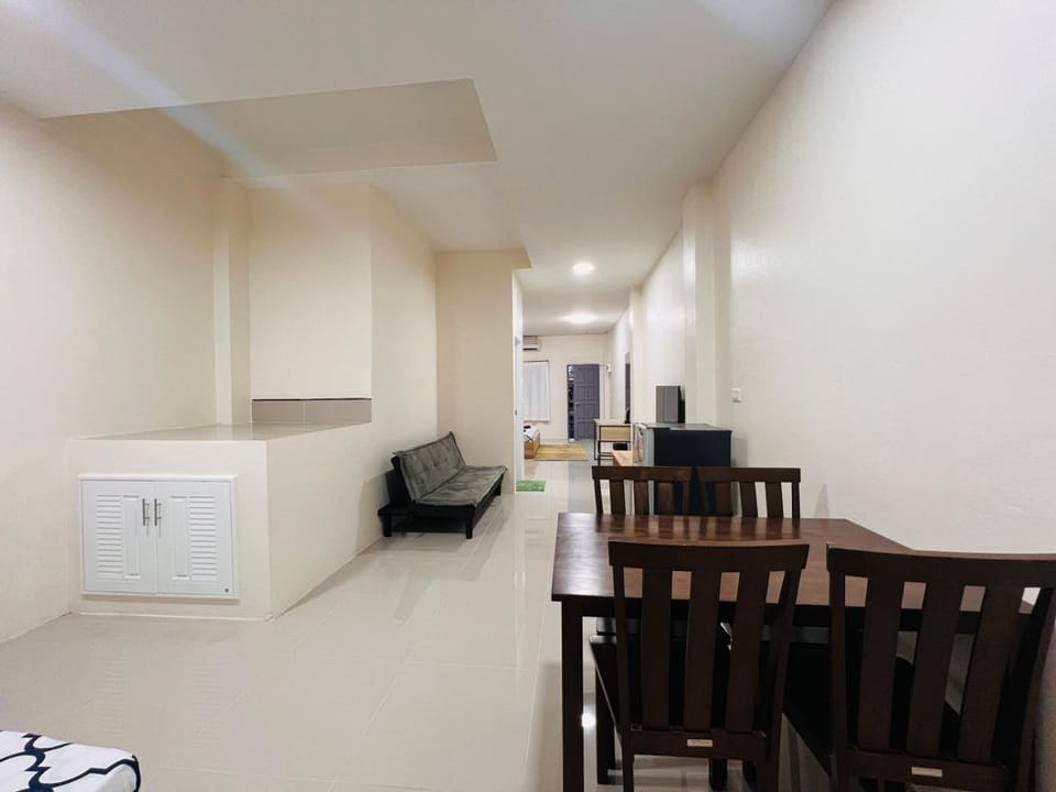Seating area, Dining area, Evening entertainment, internet