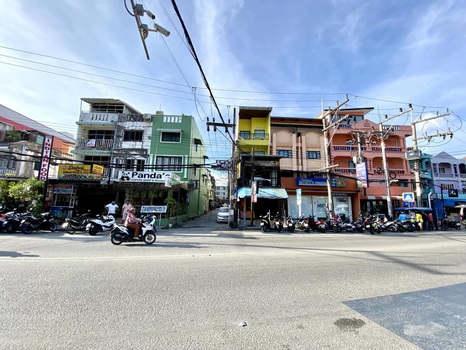 Property building, Facade/entrance, Day, Neighbourhood, Street view, Location