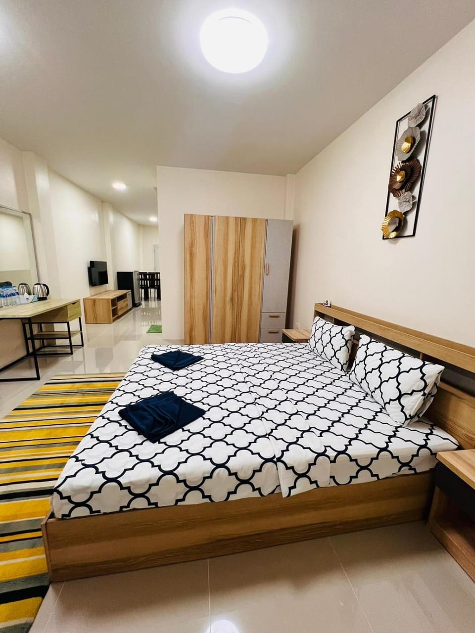 Bed, Photo of the whole room, Bedroom, towels