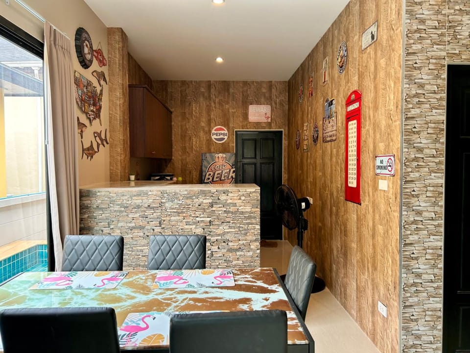 Seating area, Dining area