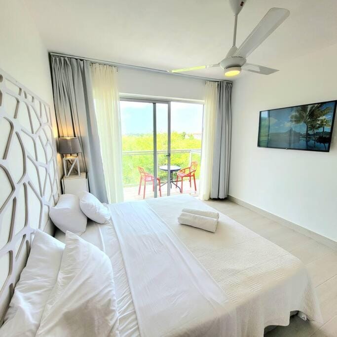 Vibe Residence Hotelstyle NO KITCHEN STUDIO close to beach Apartment in Dominicus