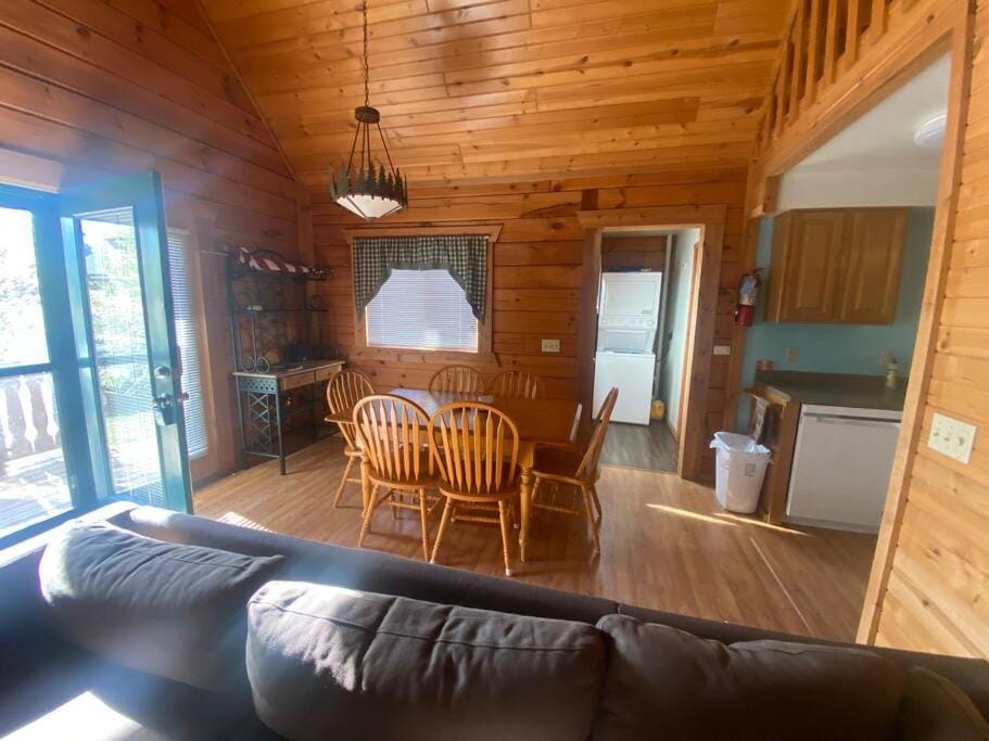 Cabin Retreat near 3 Bears Resort Cabin in Warrens