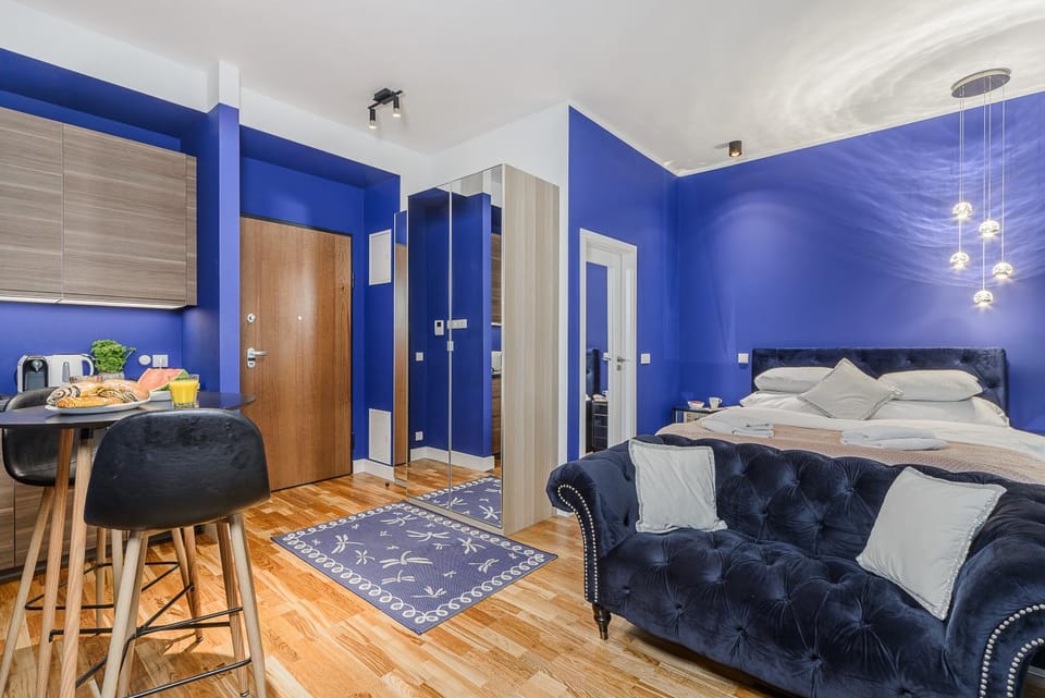 Bed, TV and multimedia, Living room, Photo of the whole room, Seating area, Dining area