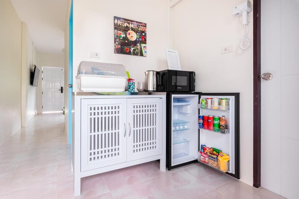 Kitchen or kitchenette, microwave, minibar
