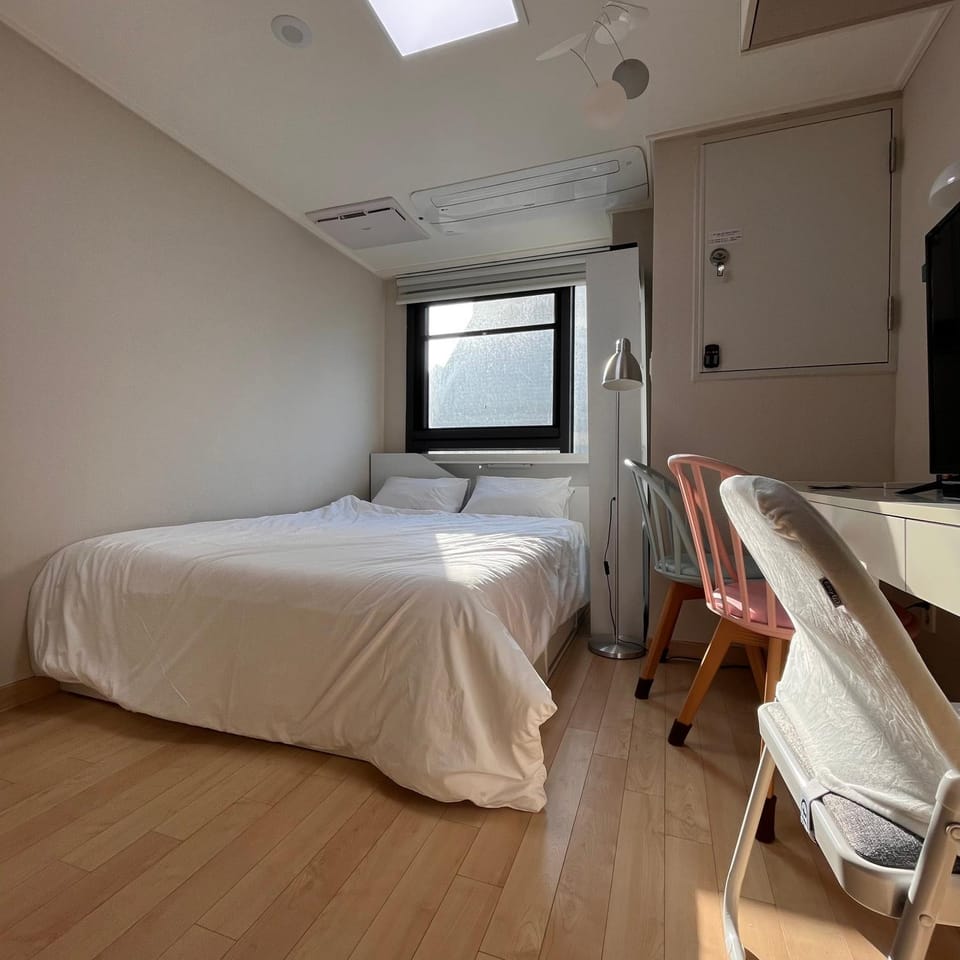Bed, Living room, Bedroom