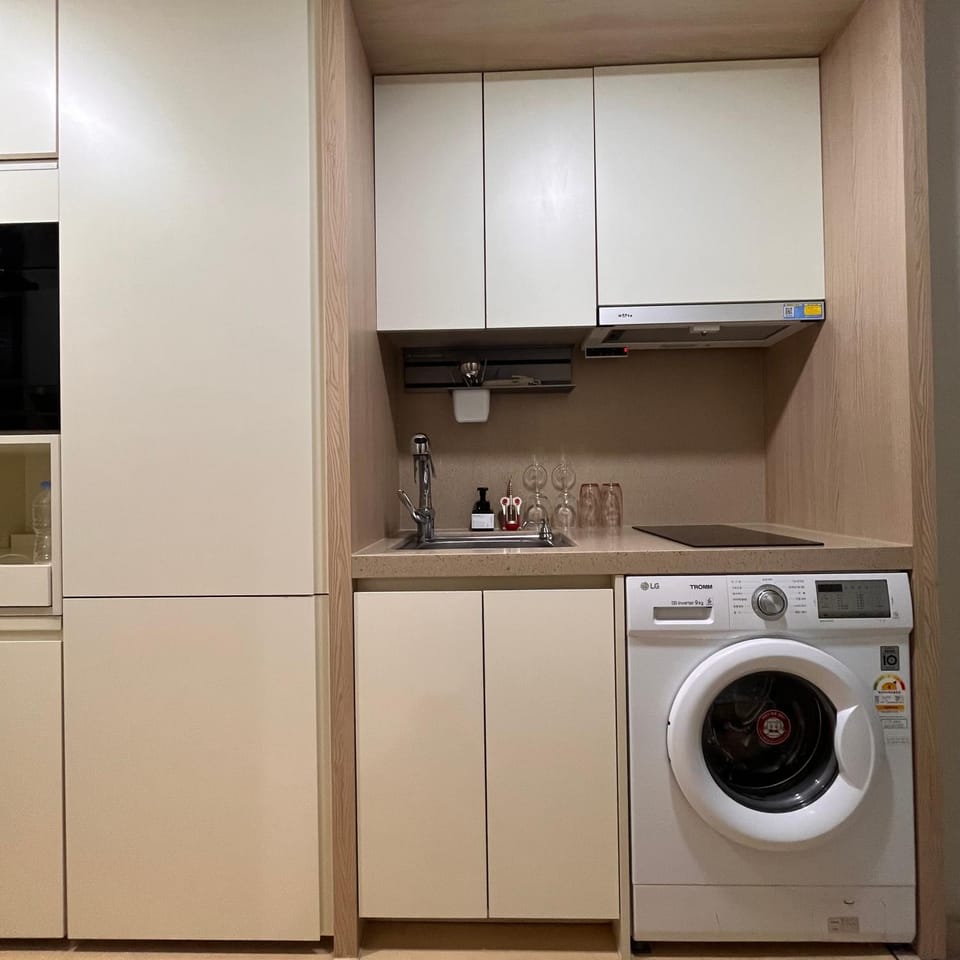 Kitchen or kitchenette, washing machine