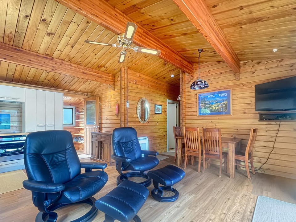 TV and multimedia, Living room, Dining area