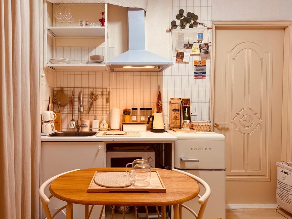 Coffee/tea facilities, Kitchen or kitchenette, Dining area