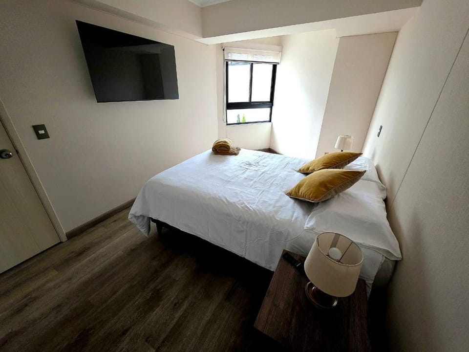 Bed, TV and multimedia, Photo of the whole room, Bedroom