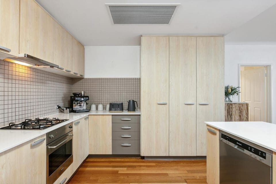 Coffee/tea facilities, Kitchen or kitchenette, dishwasher, oven, stove, toaster