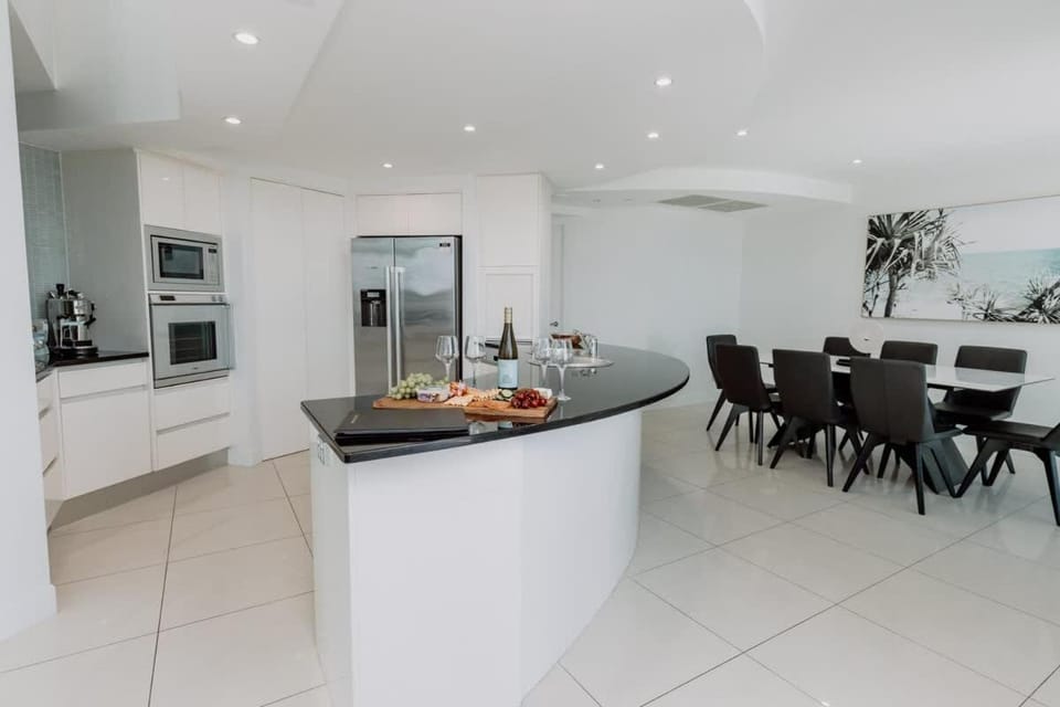 Aquavista Penthouse - Stunning 180 Views Apartment in Maroochydore