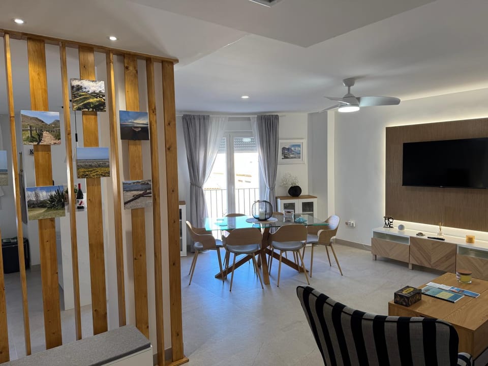 TV and multimedia, Seating area, Dining area