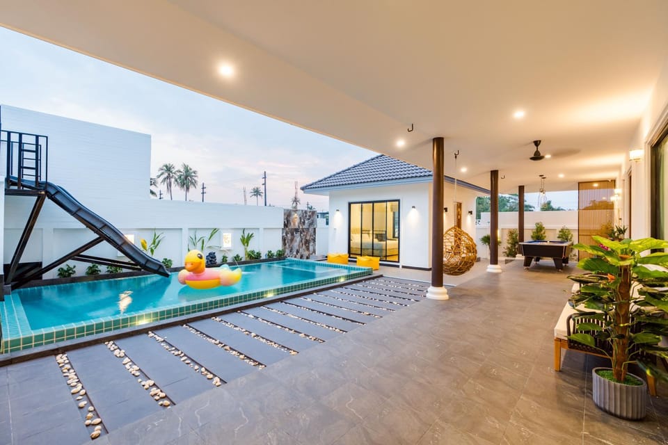 Pool view, Swimming pool, sunbed