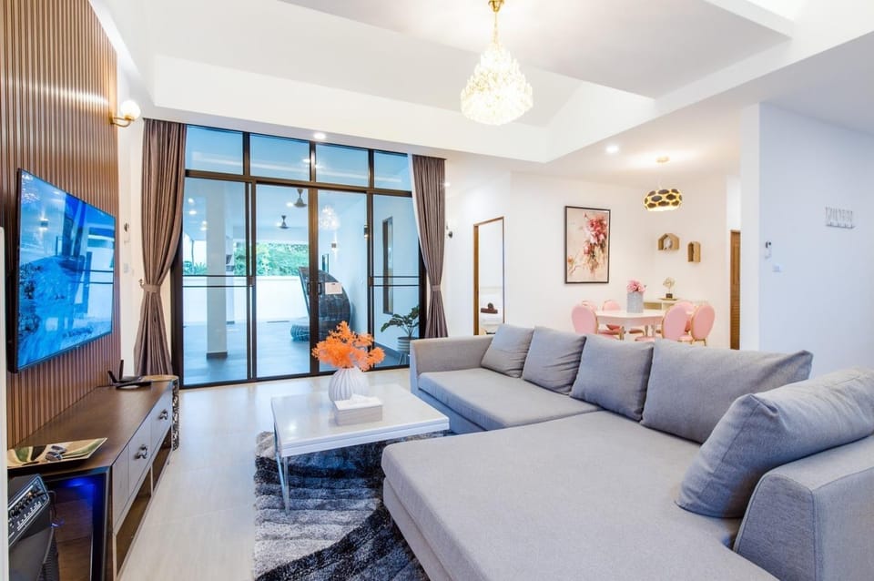 Property building, Communal lounge/ TV room, Bed, TV and multimedia, Living room, Photo of the whole room, Seating area, Dining area, Evening entertainment, Bedroom