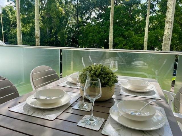 Coastal Luxe On Hastings St - 2 Bedroom Apartment in Noosa Heads