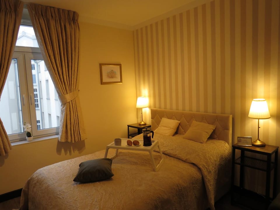 Bed, Seating area, Bedroom