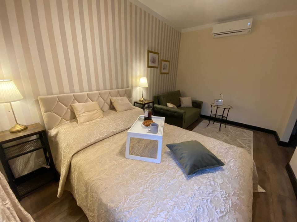 Bed, Photo of the whole room, Seating area, Bedroom, air conditioner