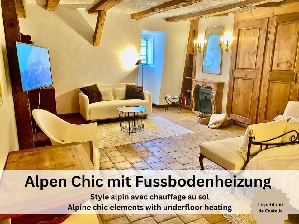 Living room, Photo of the whole room, Text overlay