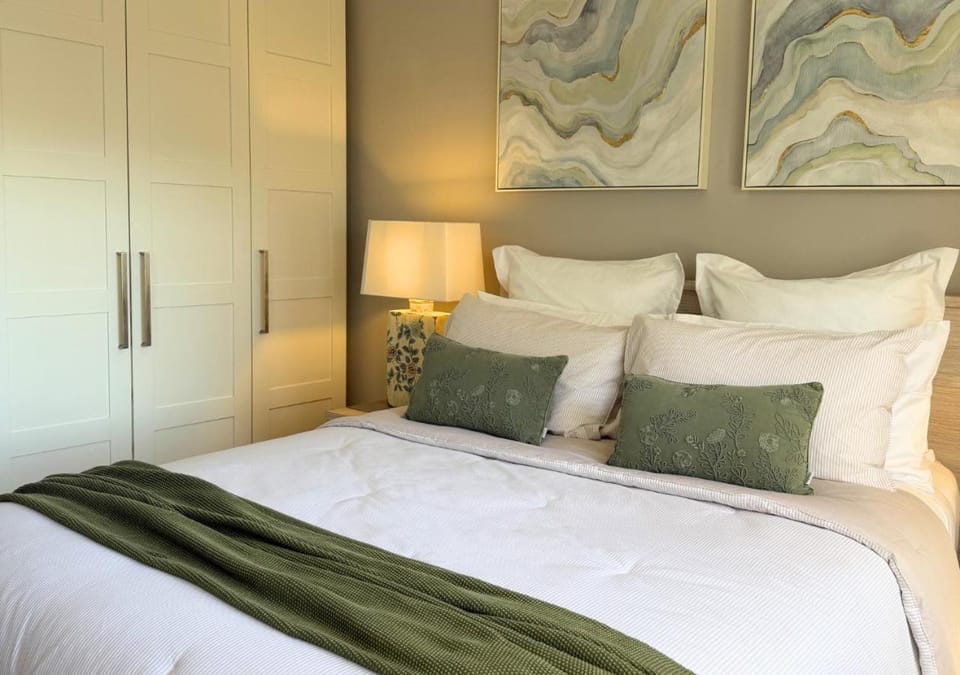Luxe Newly Renovated 2BR Unit - Pet Friendly - WALK TO BEACH Apartment in Wollongong