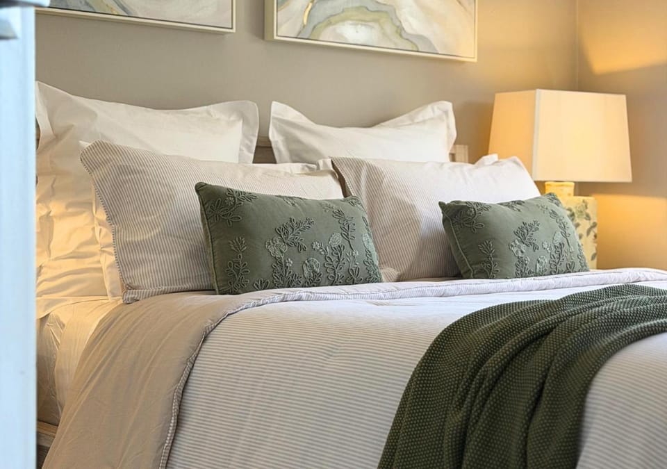 Luxe Newly Renovated 2BR Unit - Pet Friendly - WALK TO BEACH Apartment in Wollongong