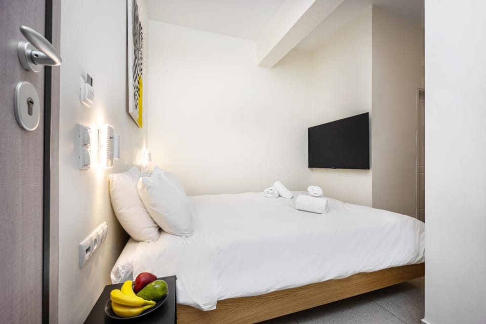Bed, TV and multimedia, Bedroom