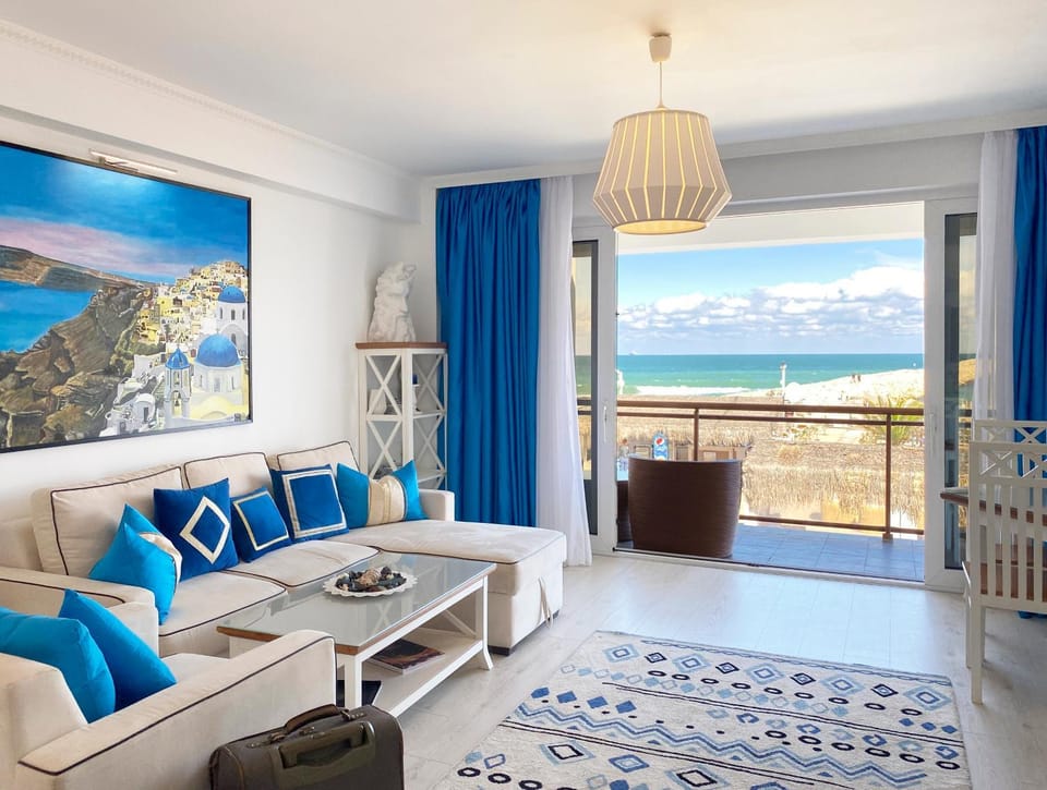 Natural landscape, View (from property/room), Balcony/Terrace, Living room, Seating area, Sea view