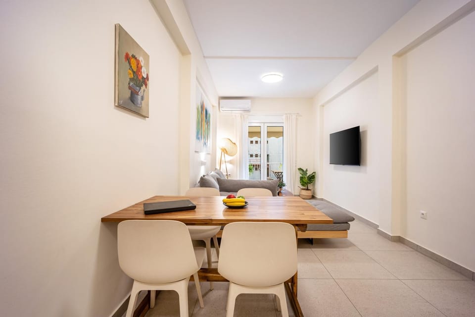 TV and multimedia, Living room, Seating area, Dining area
