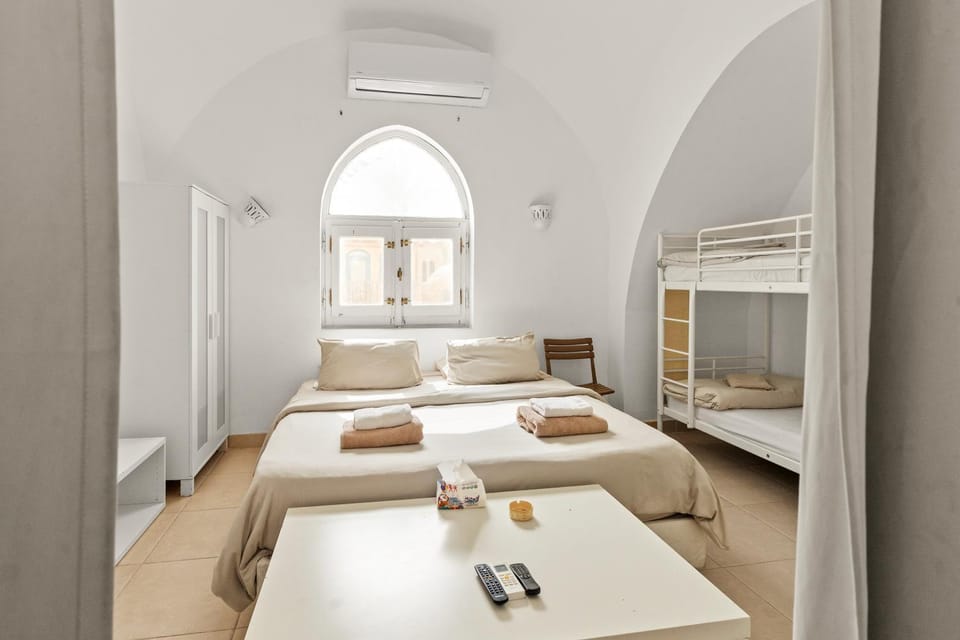 Bed, Living room, Photo of the whole room, Bedroom, internet, air conditioner