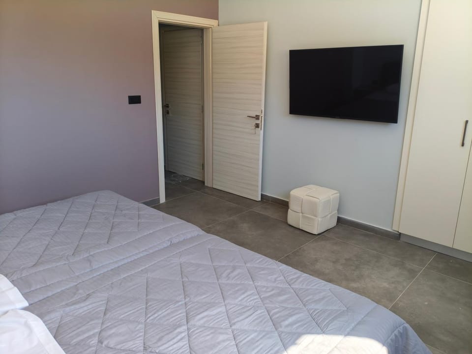 Bed, TV and multimedia, Bedroom, wardrobe