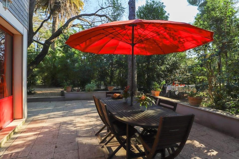 Maison dans un parc boisé jusqu'à 7 pers, plages à pied House in French Riviera