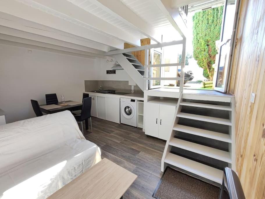 Bed, Living room