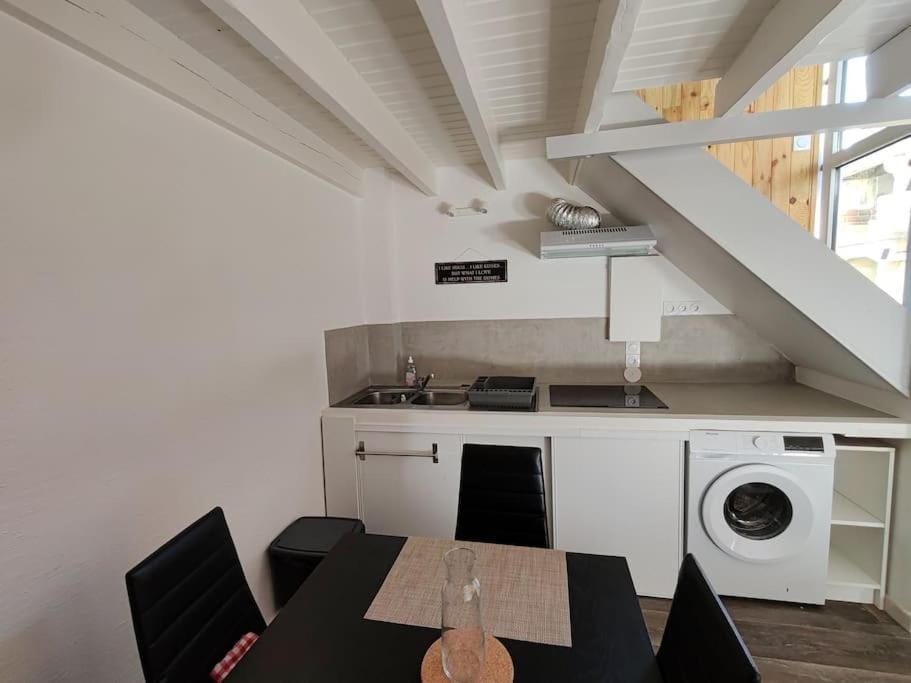 Kitchen or kitchenette, Dining area, pet friendly, stove, washing machine