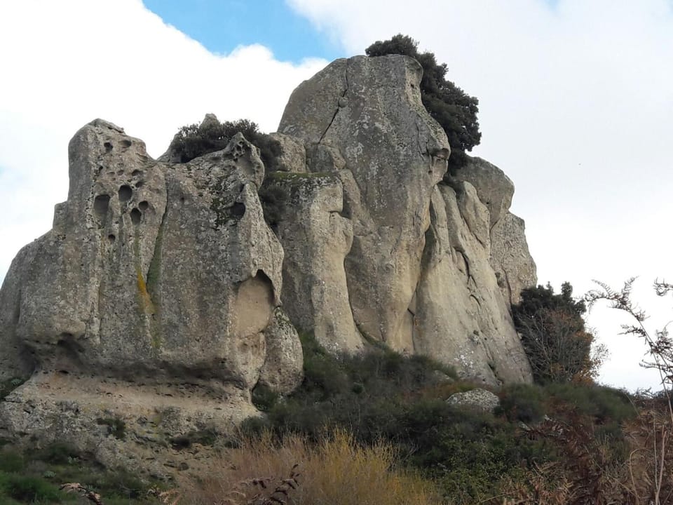 Nearby landmark, Neighbourhood, Natural landscape, Horse-riding, Hiking, Cycling, Diving