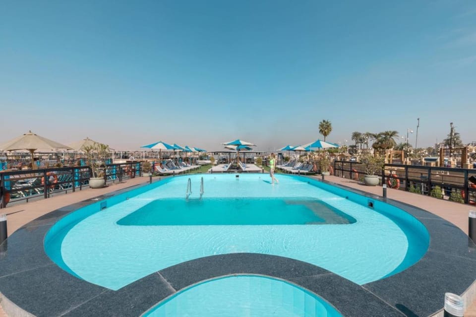 Swimming pool, Swimming pool