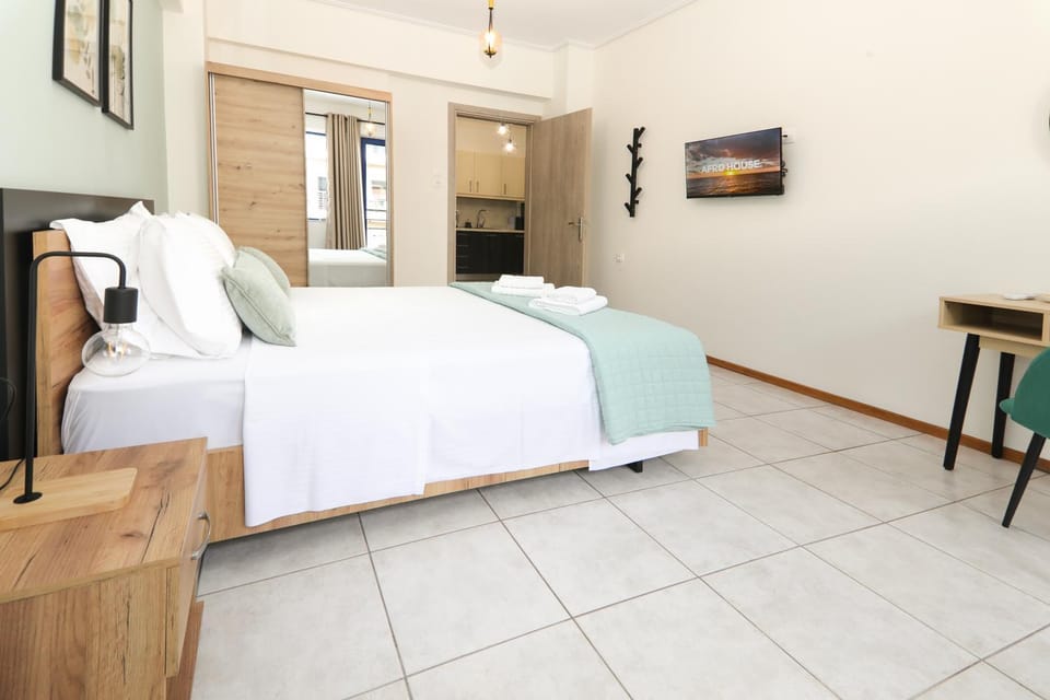 Bed, TV and multimedia, Bedroom